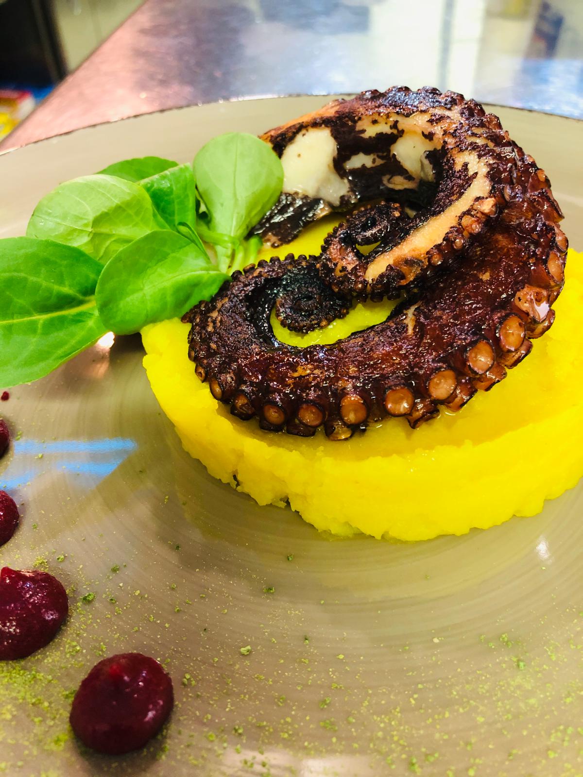 Polpo con crema e basilico, un piatto de La Bottega