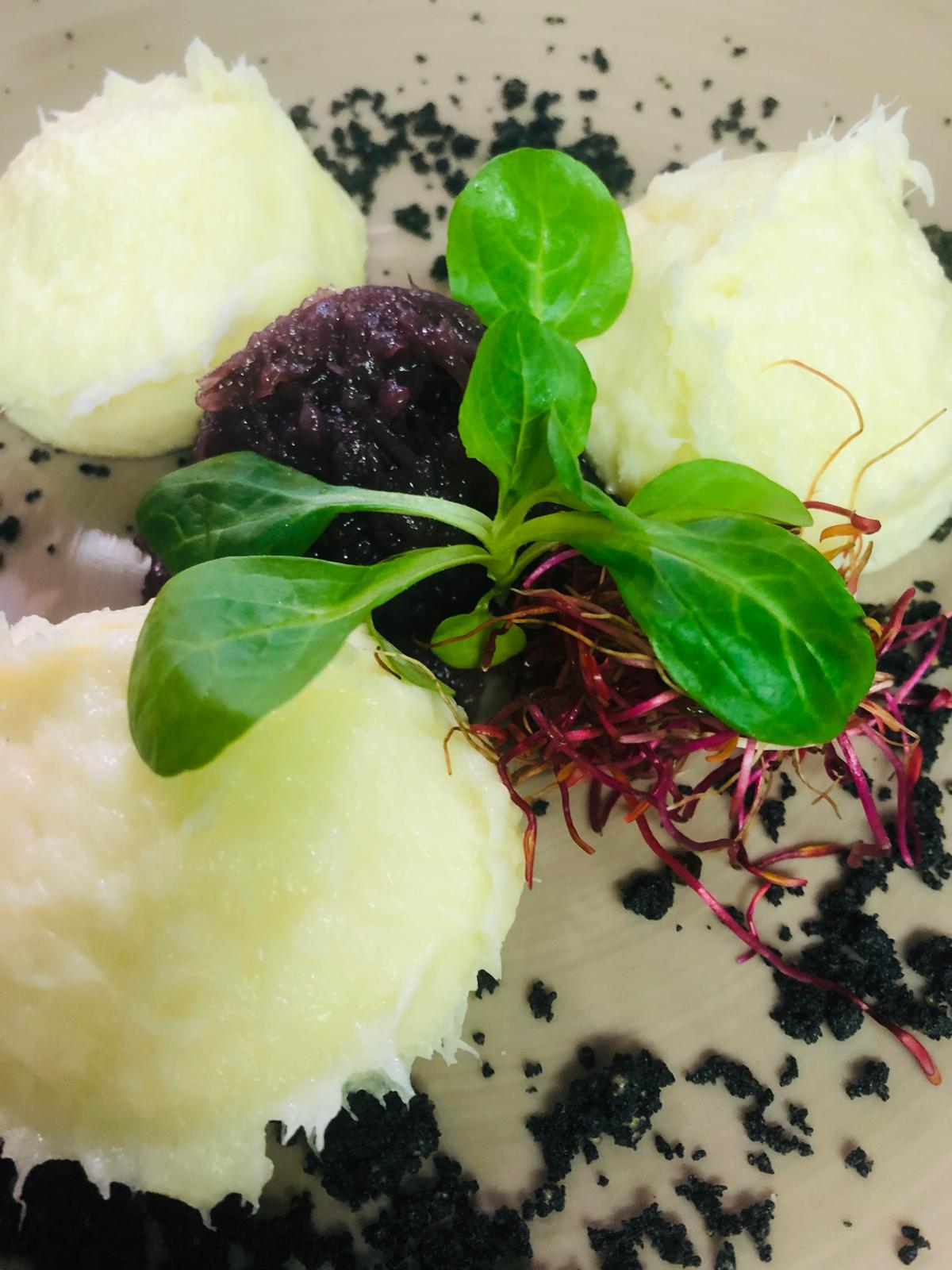Piatto con scaglie di formaggio