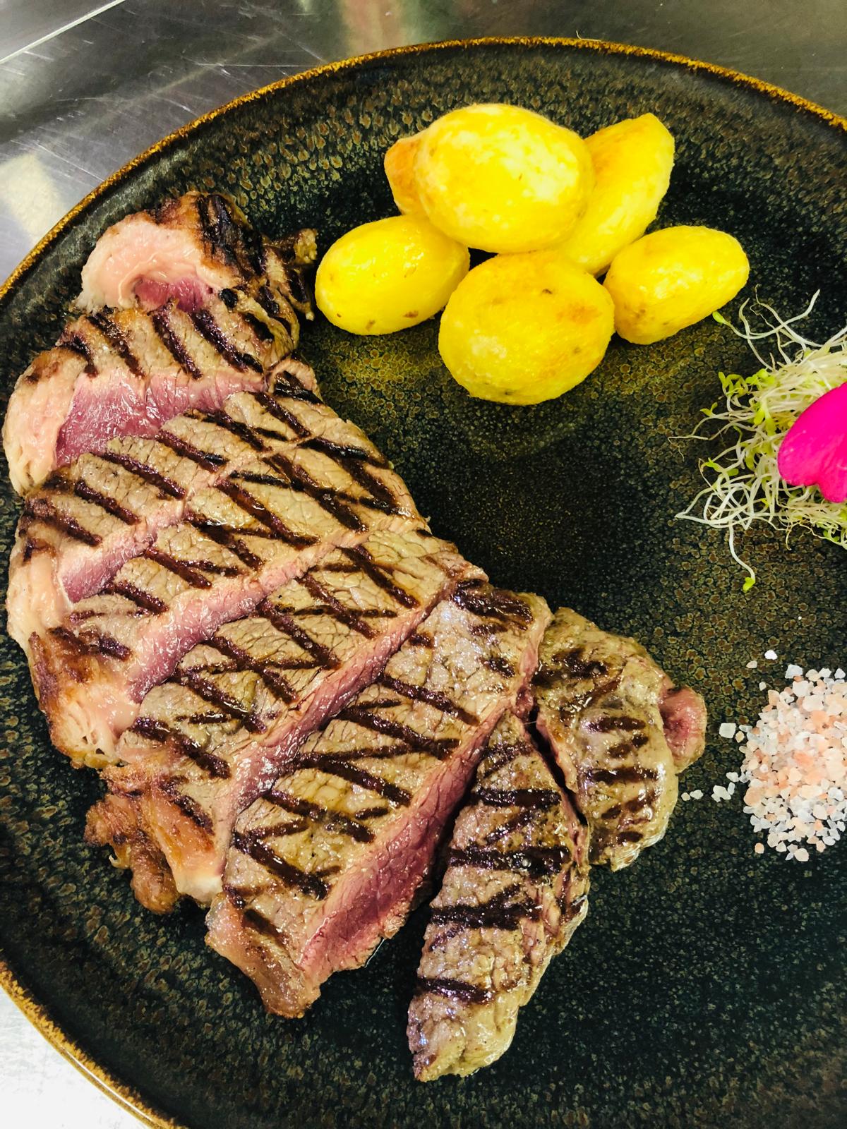 Carne alla griglia con patate